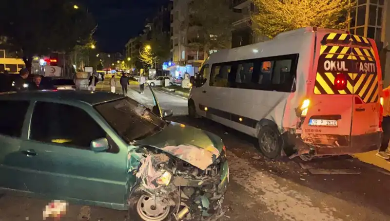 Otomobil ile Servis Minibüsünün Çarpışması: 6 Kişi Yaralandı
