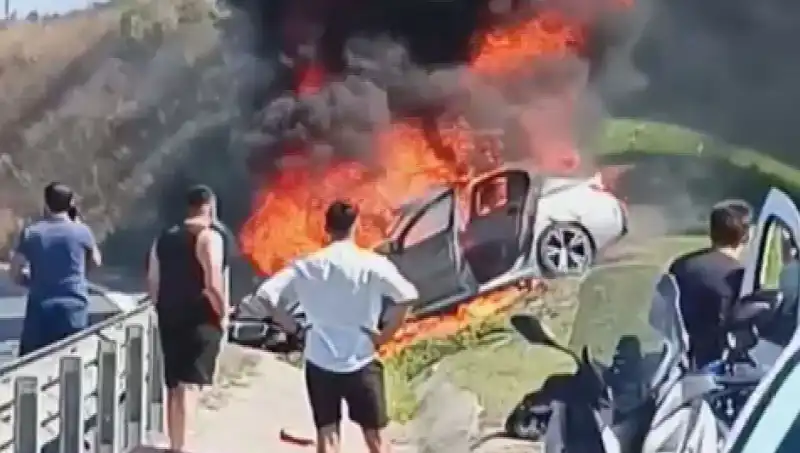 TEM Otoyolu’nda Yangın: Kazalı Araç Alev Alev Yandı, Korku Dolu Anlar Yaşandı!