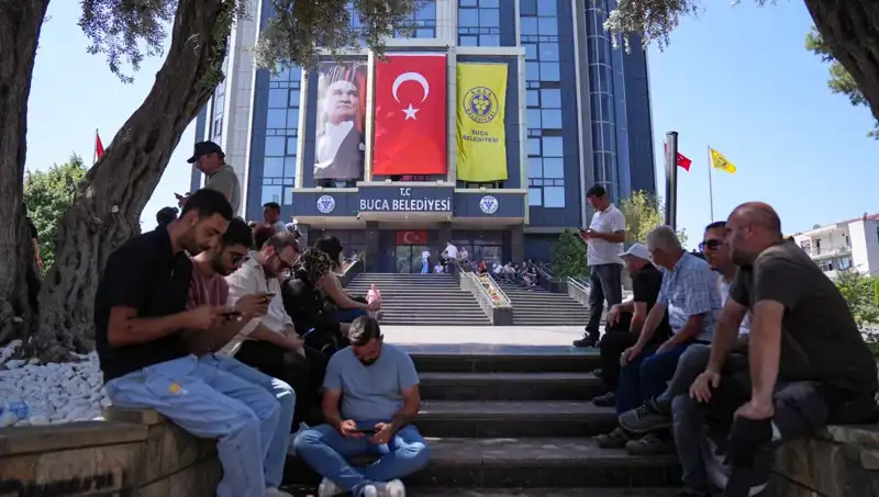 Ücretlerini Alamayan İşçilerden Çarpıcı Oturma Eylemi