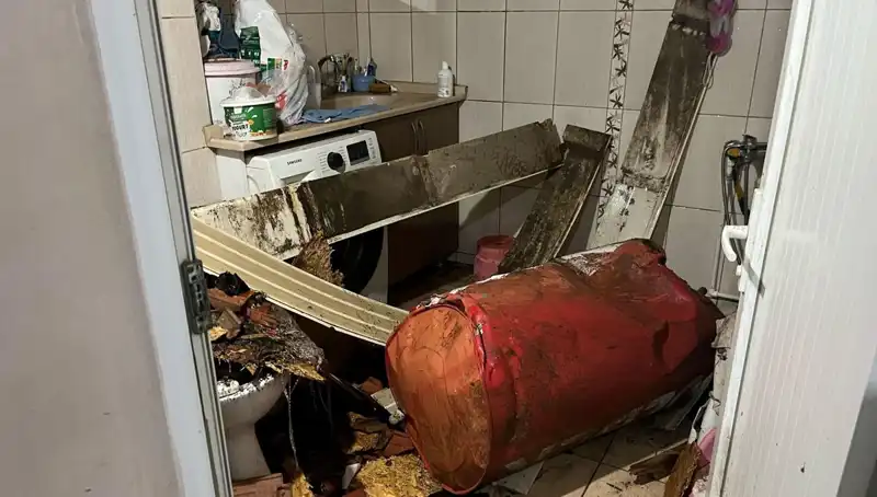 Ege Bölgesi'nde Fırtına Etkili Oldu: Ağaçlar Devrildi, Caddeyi Beyaza Bürüdü