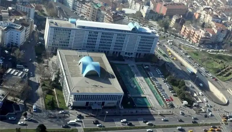 İstanbul Büyükşehir Belediyesi’ne Yolsuzluk Soruşturması: Şüpheliler Adliyeye Sevk Edildi!