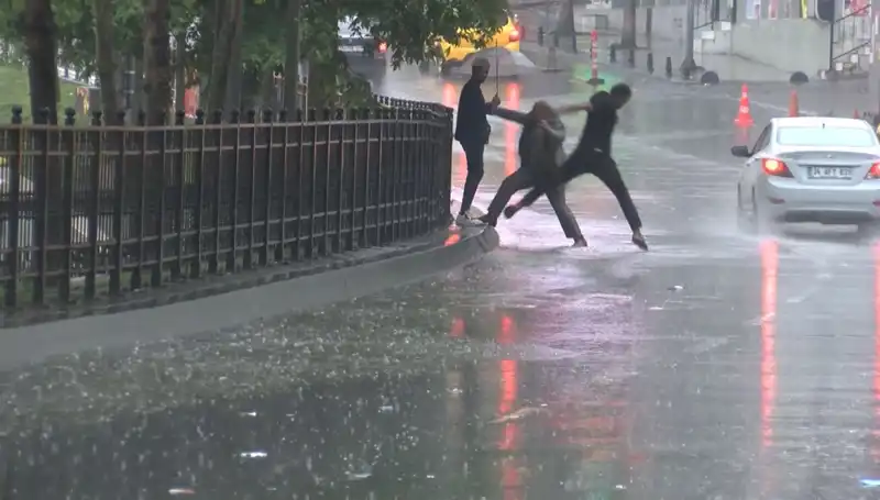 İstanbul ve İzmir İçin Meteoroloji’den Turuncu Kodlu Alarm: Uyarılar Geldi!