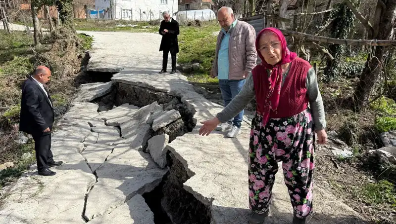 130 Haneli Mahallede Heyelan Panik Yarattı: Yol Çöktü, Güvenlik Önlemleri Alındı