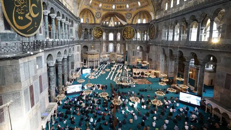 Ayasofya'nın Kapısını Kıran Şahıs Hapis Cezası Aldı: Olayın Ayrıntıları