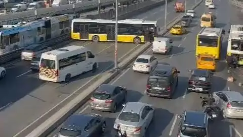 İstanbul'da İETT Otobüsü Kazası: Trafik Felç Oldu
