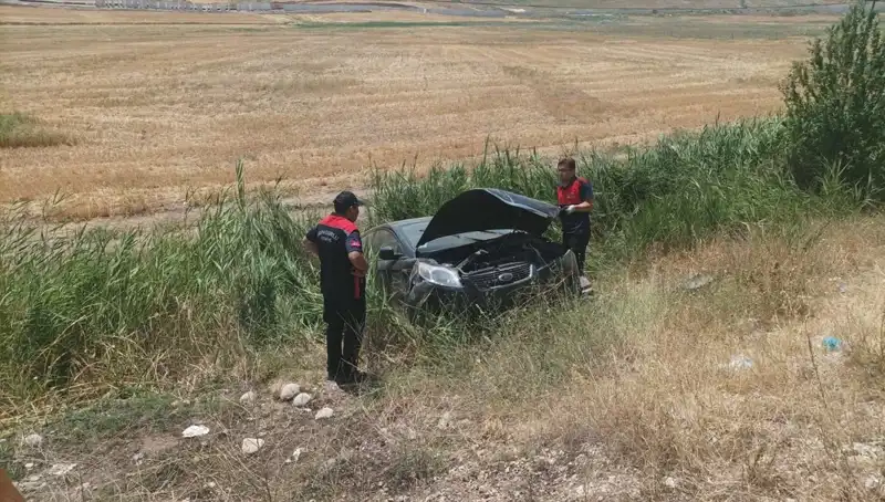 Yolda Dehşet: Otomobil Şarampole Uçtu, 2 Kişi Yaralandı