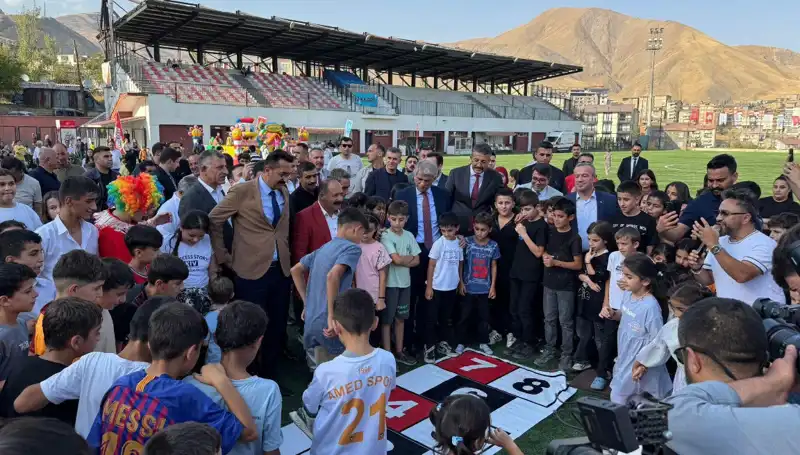 Hakkari'de Coşku Dolu Anadolu Şenliği: Gelenekler Canlanıyor