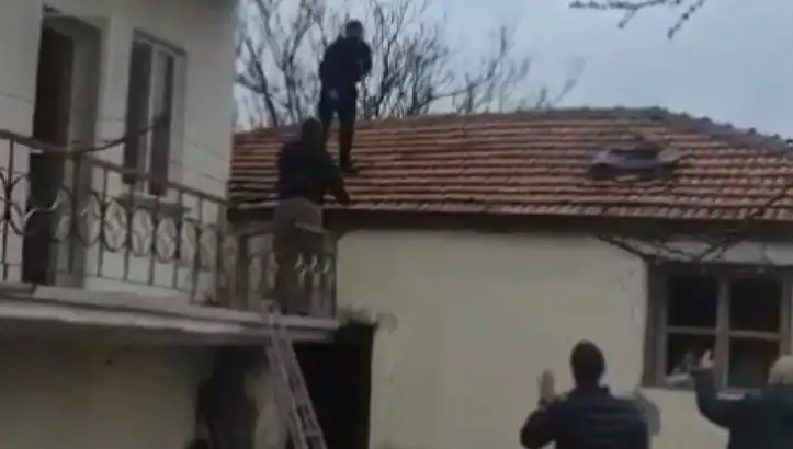 Şehirde Gerilim Dolu Anlar: Polis ve Şüpheli Çatıda Karşı Karşıya Geldi!