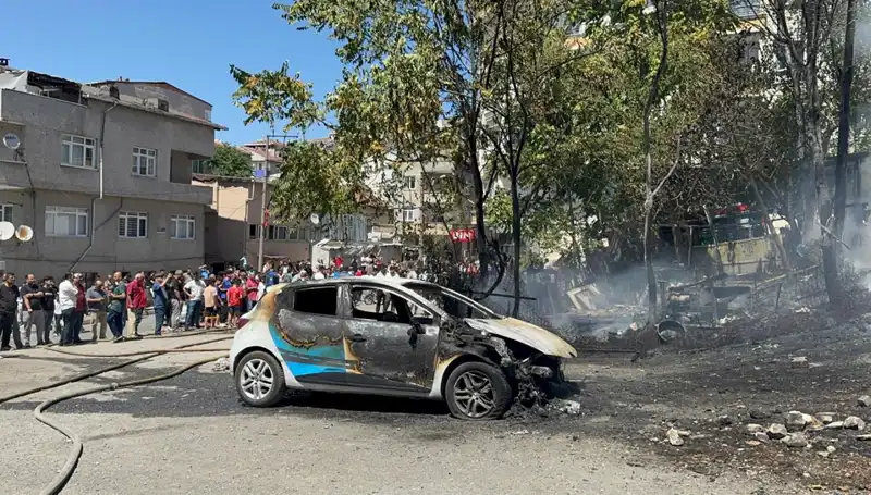 Gecekonduda Yangın: Yangın Aracı Tutuşarak Alevler İçinde Kaldı