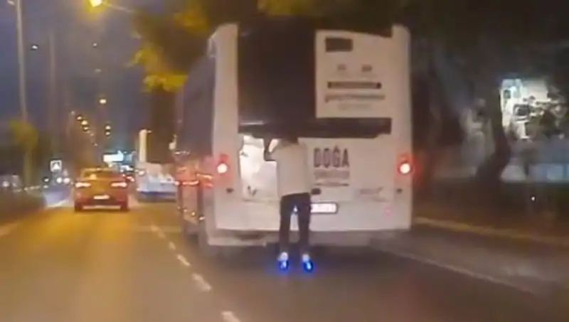 Patenle Trafikte Tehlikeli Yolculuk: Hayatı Tehlikeye Atan Gençler