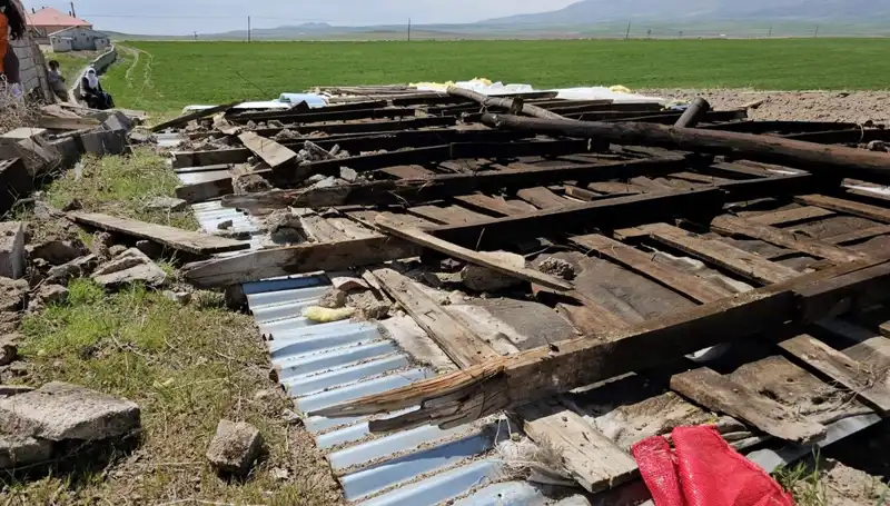 Fırtına Bitlis’te Hayatı Olumsuz Etkiledi: Çatılar Havada Uçtu
