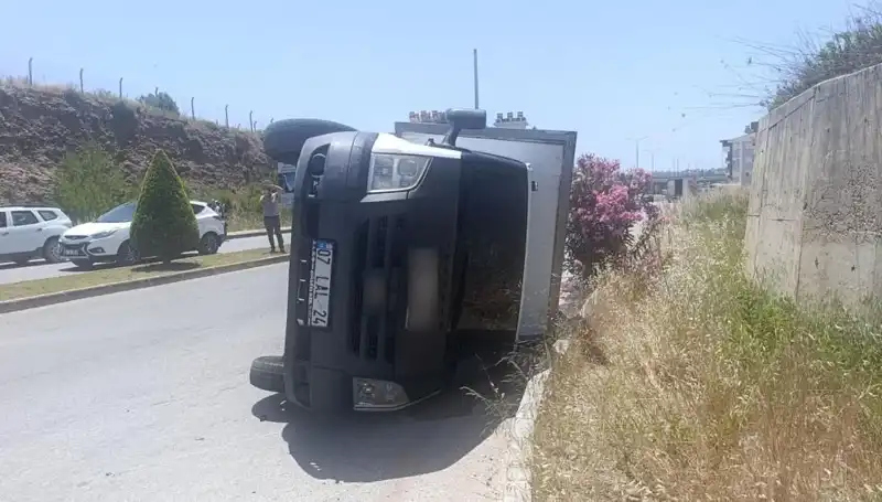 Hafif Ticari Araç Kamyoneti Devirdi: Kaza Sonrası Şok Detaylar