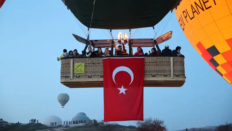 Kapadokya Gökyüzünde Türk Bayraklarıyla 23 Nisan Coşkusu Yaşandı