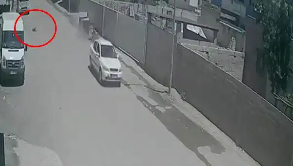 Otomobil Çocuğa Çarptı: Şok Edici Kazadan Sonra Kaçan Sürücü Aranıyor