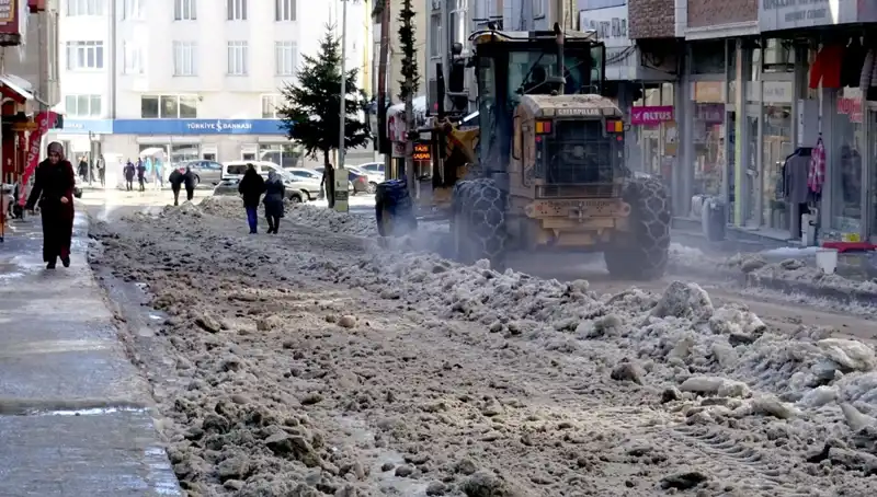 Sarıkamış'ta Kışın Getirdiği Zorluklarla Mücadele: Kar ve Buzlar Temizleniyor