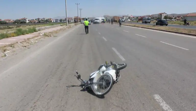 Dur İhtarına Uymayan Sürücü, Polise Çarparak Kaçtı!