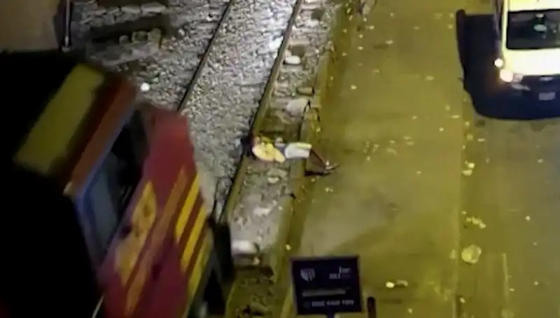 Mucizevi Kurtuluş: Tren Çarptıktan Saniyeler Sonra Kendine Geldi!