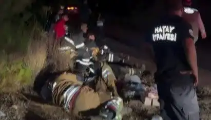 Hatay'da İtfaiye Ekiplerinin Yorgunluk Molası: Kahramanlık ve Dinlenme Arasında Bir An