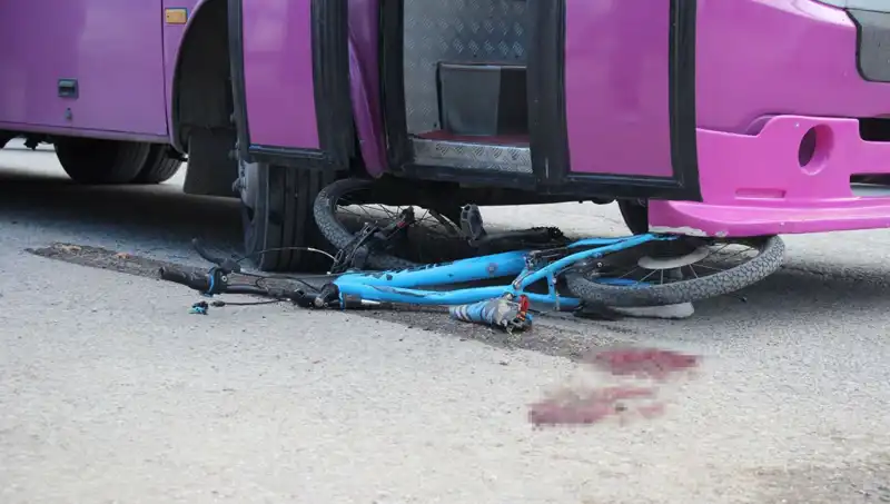 Küçük Çocuğun Bisikletiyle Korkutan Kaza: Otobüs Altında Kaldı